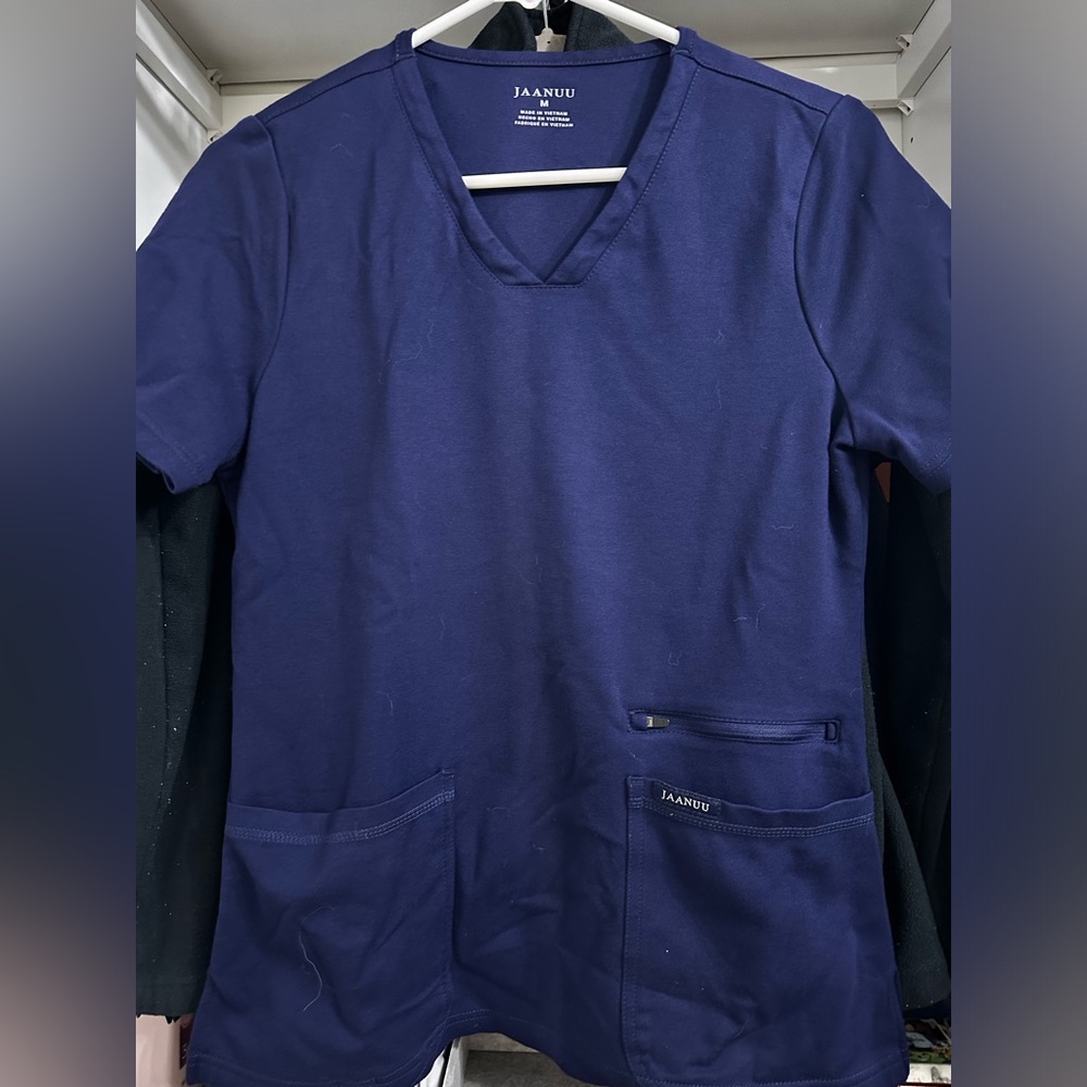 Jaanu 4-Pocket V-Neck Tailored Scrub Top Medium
